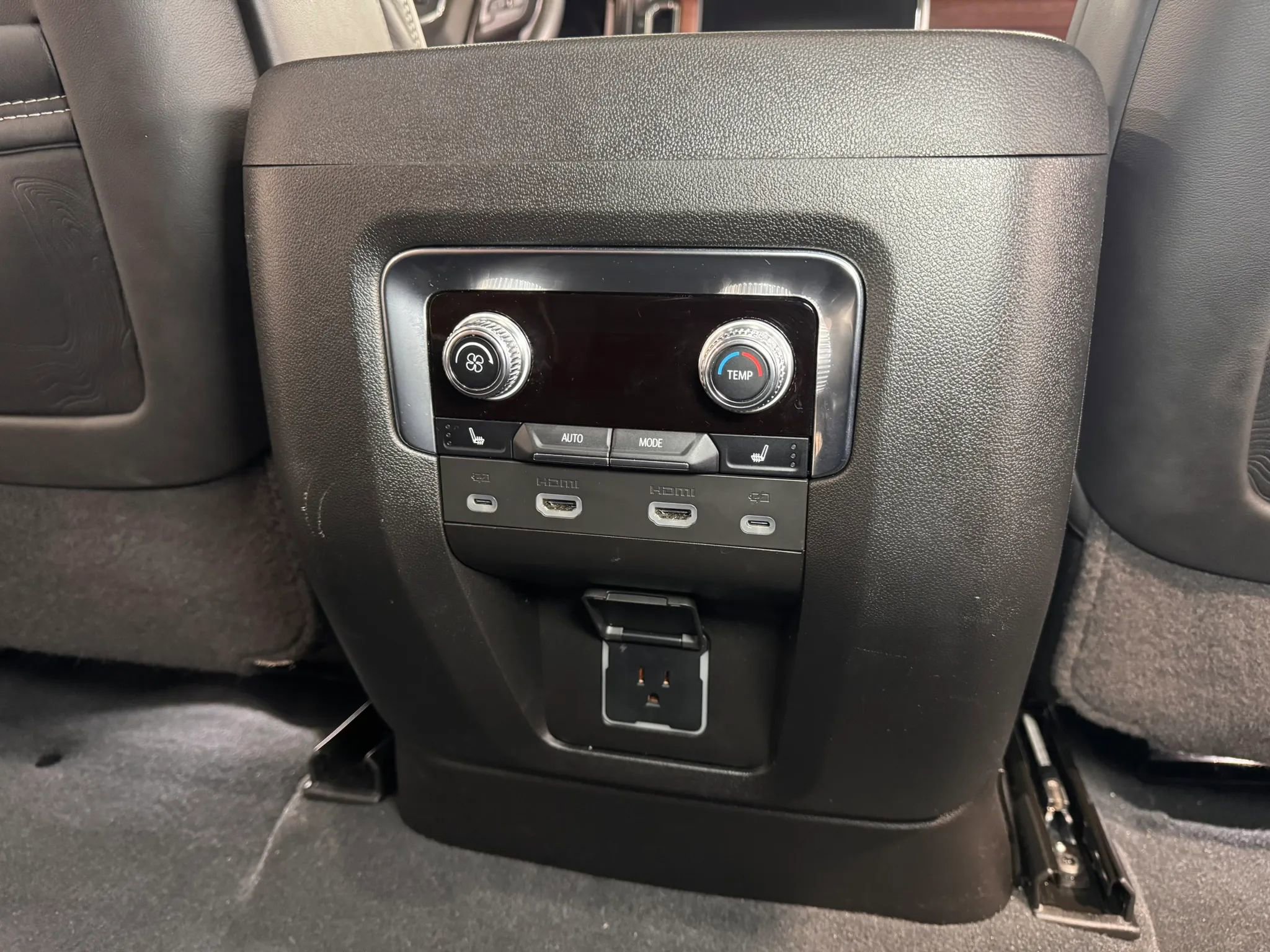 Used 2023 GMC Yukon Denali Ultimate AWD/4WD image 21