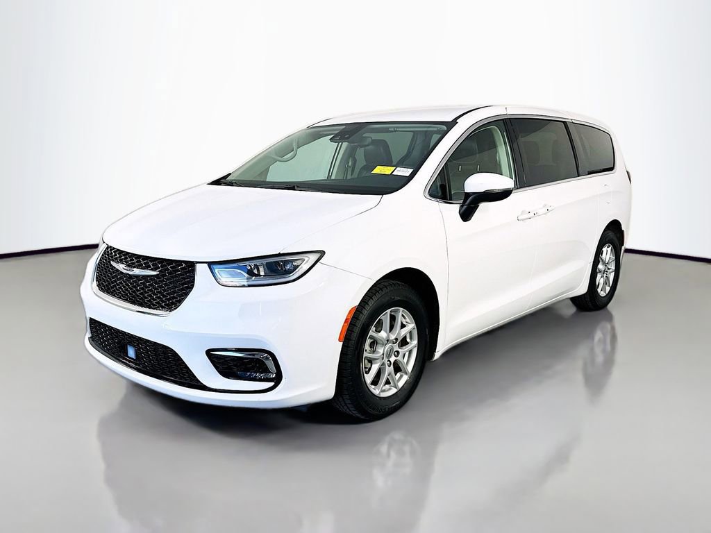 Used 2023 Chrysler Pacifica Touring-L FWD image 3