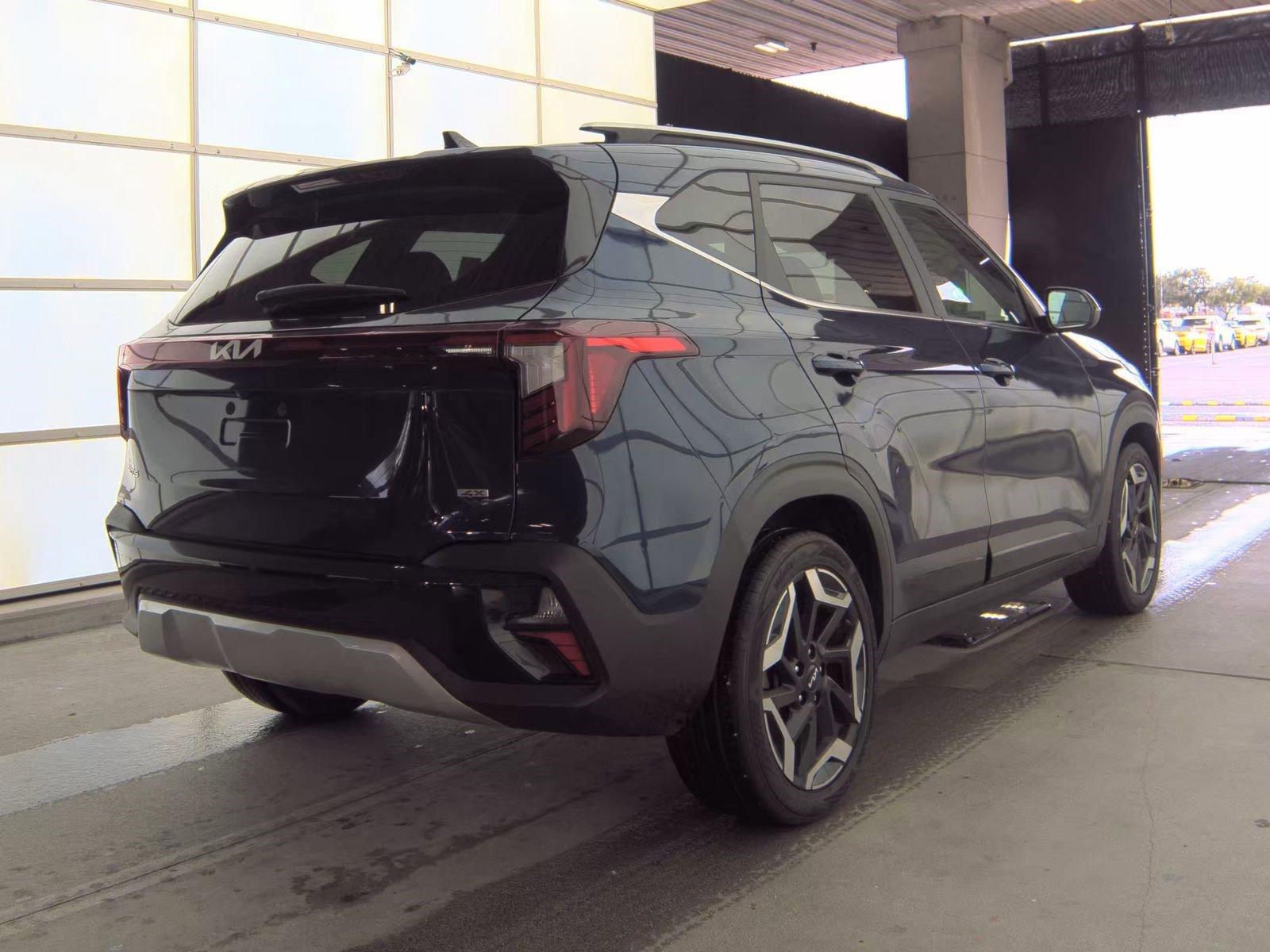 Used 2024 Kia Seltos SX w/ SX Sunroof Package image 4