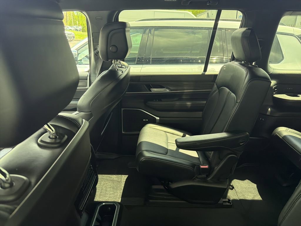 Used 2024 Jeep Wagoneer L Series II image 8