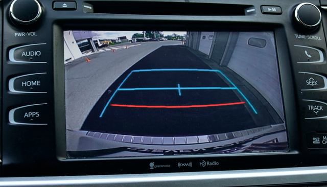 Used 2019 Toyota Highlander XLE image 24