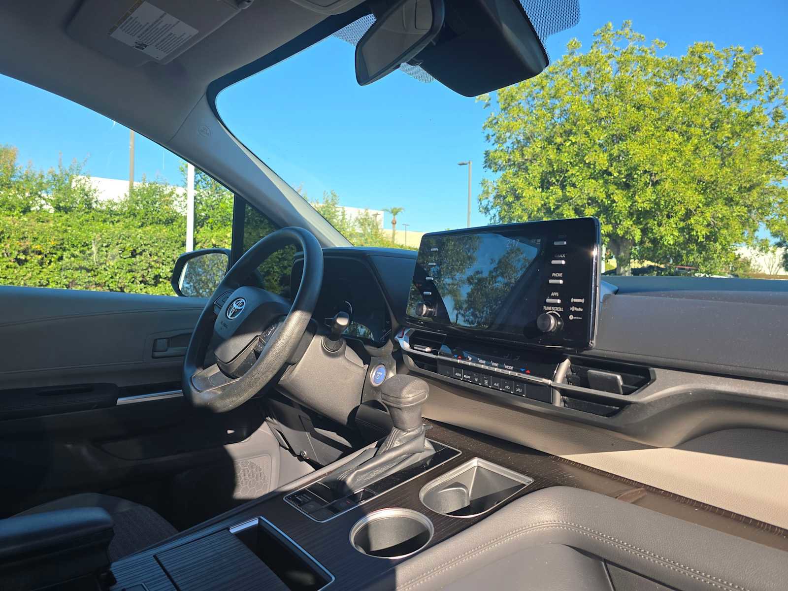 Used 2022 Toyota Sienna LE image 10