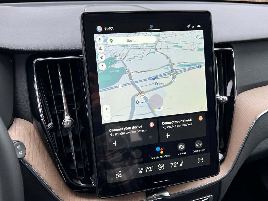 New 2026 Volvo XC60 T8 Core w/ Climate Package image 21