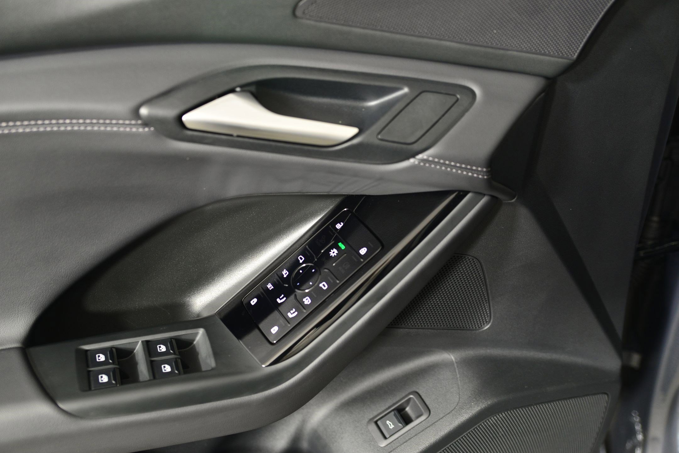 Used 2025 Audi Q6 e-tron Premium w/ Convenience Package image 11