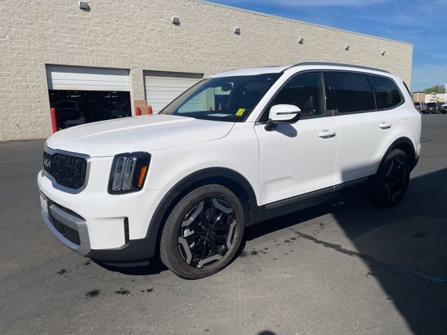 Used 2023 Kia Telluride EX w/ EX Captain's Chair Package image 4