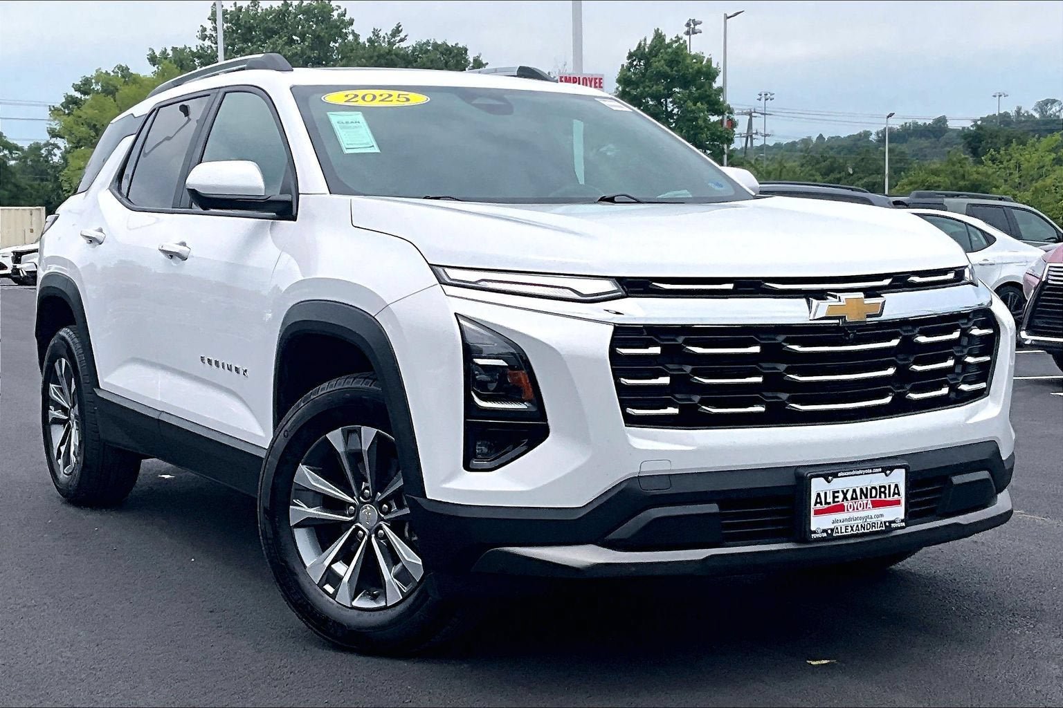 Used 2025 Chevrolet Equinox LT w/ Convenience Package II AWD/4WD image 2