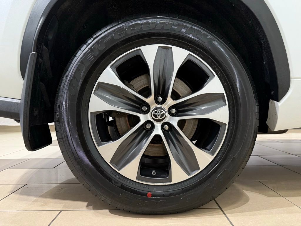 Used 2022 Toyota Highlander XLE image 9