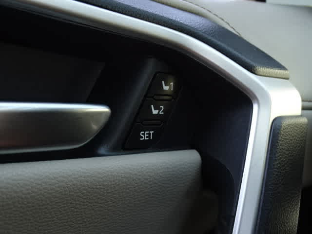 Used 2019 Toyota RAV4 Limited w/ Carpet Mat Package FWD image 39