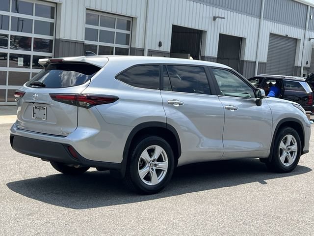 Used 2024 Toyota Highlander LE AWD/4WD image 13