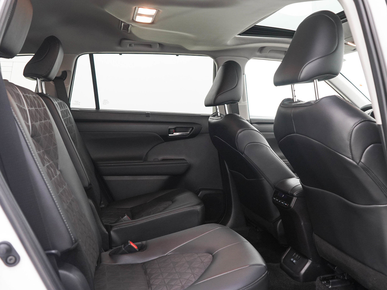 Used 2025 Toyota Highlander XLE AWD/4WD image 14