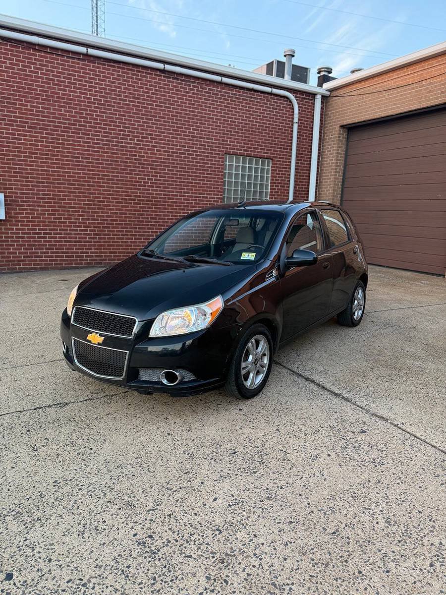 Used 2009 Chevrolet Aveo5 LT FWD image 2