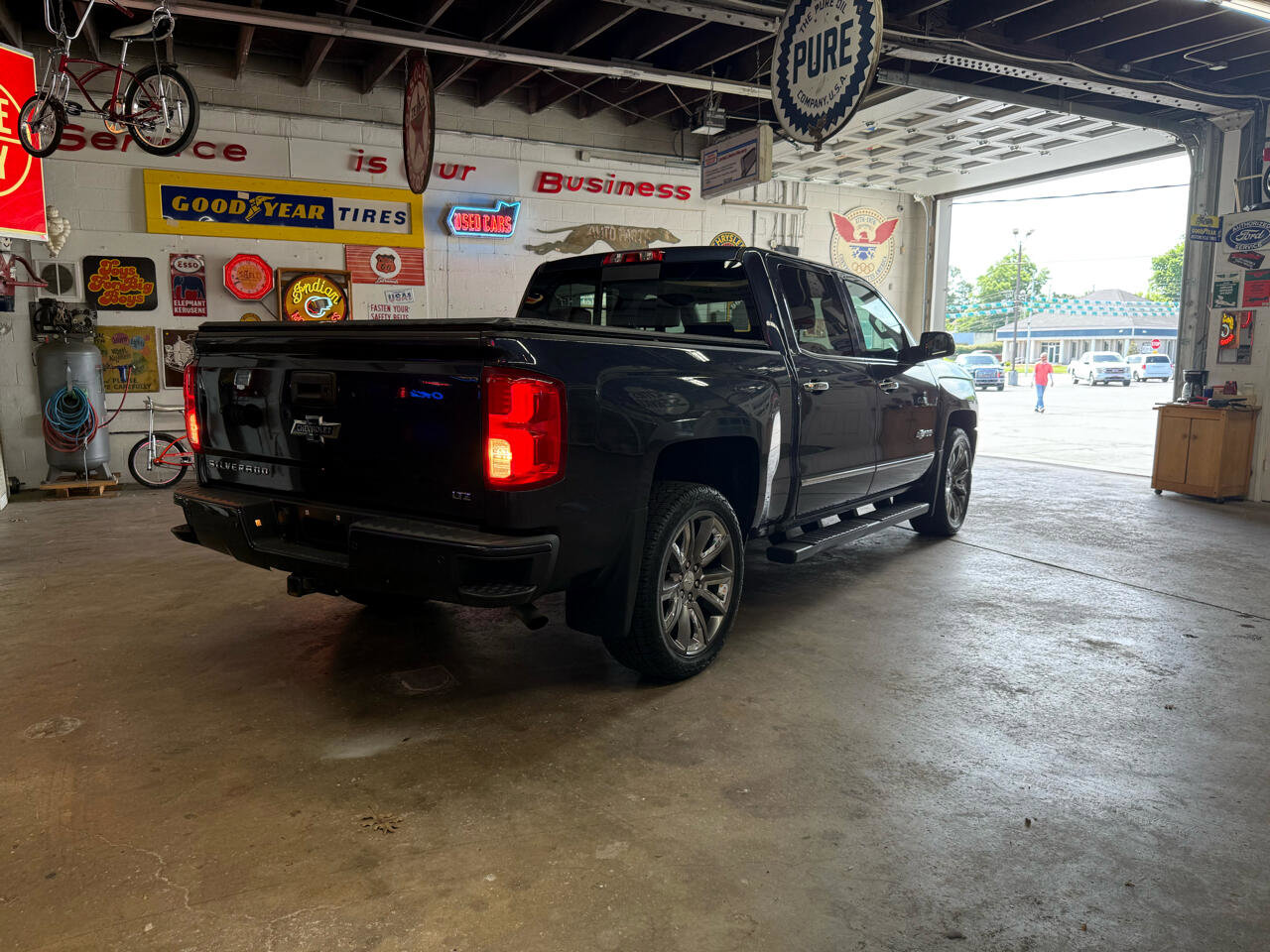 Used 2018 Chevrolet Silverado 1500 LTZ Z71 w/ Centennial Edition image 6
