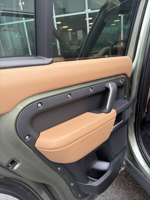 Used 2025 Land Rover Defender 110 X-Dynamic SE image 22