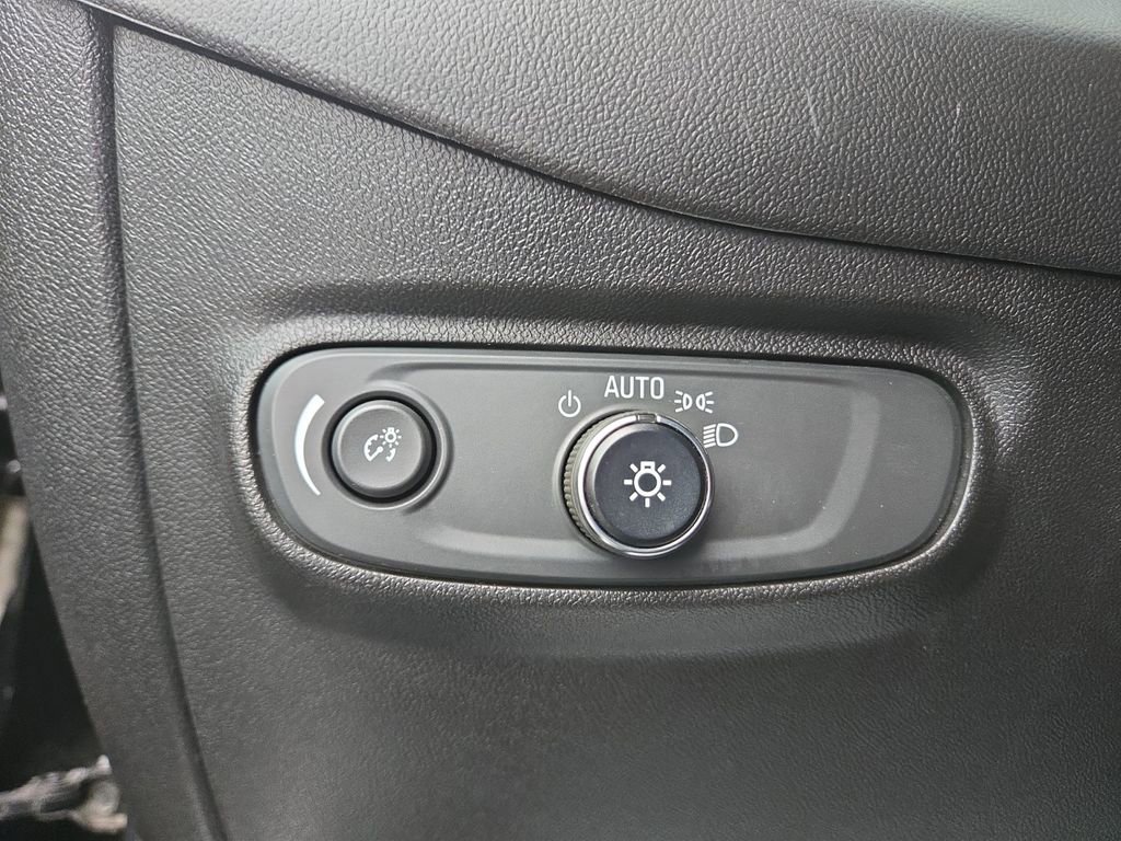 Used 2020 Chevrolet Equinox LS image 23