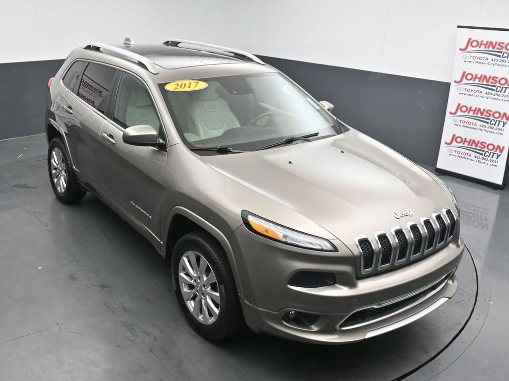 Used 2017 Jeep Cherokee Overland w/ Technology Group AWD/4WD image 25