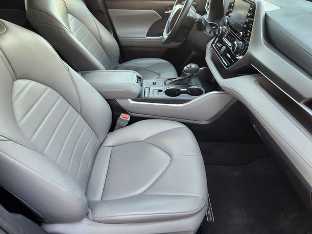 Used 2022 Toyota Highlander XLE AWD/4WD image 11