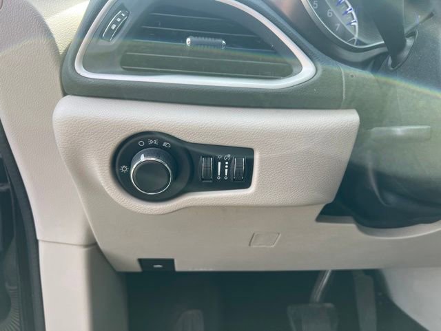 Used 2018 Chrysler Pacifica LX FWD image 15
