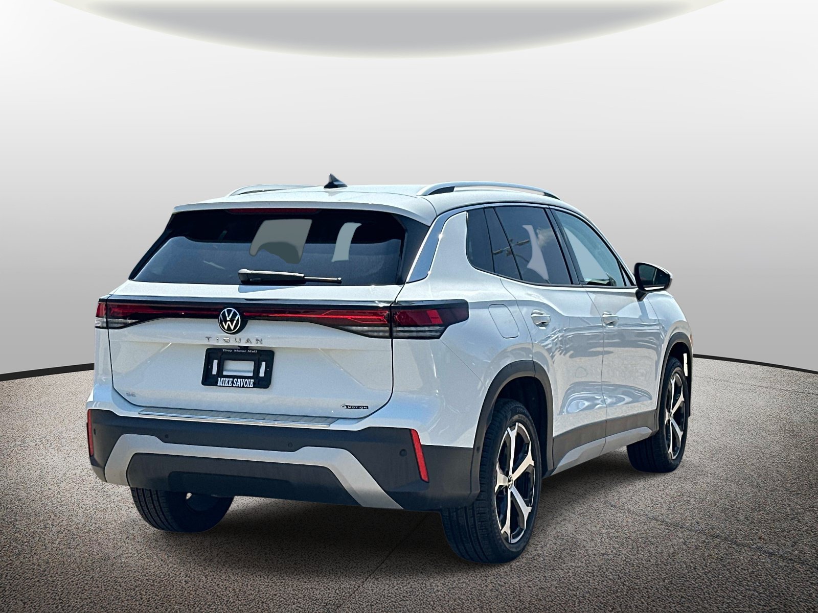 Used 2025 Volkswagen Tiguan SE AWD/4WD image 4