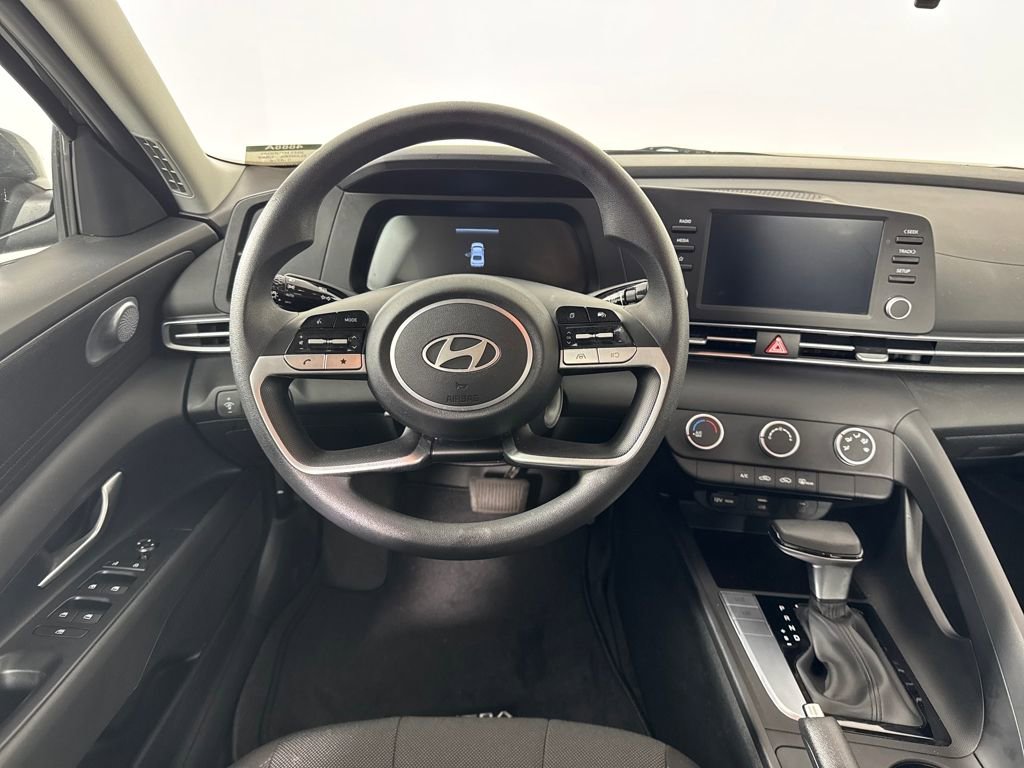 Certified 2025 Hyundai Elantra SE image 13