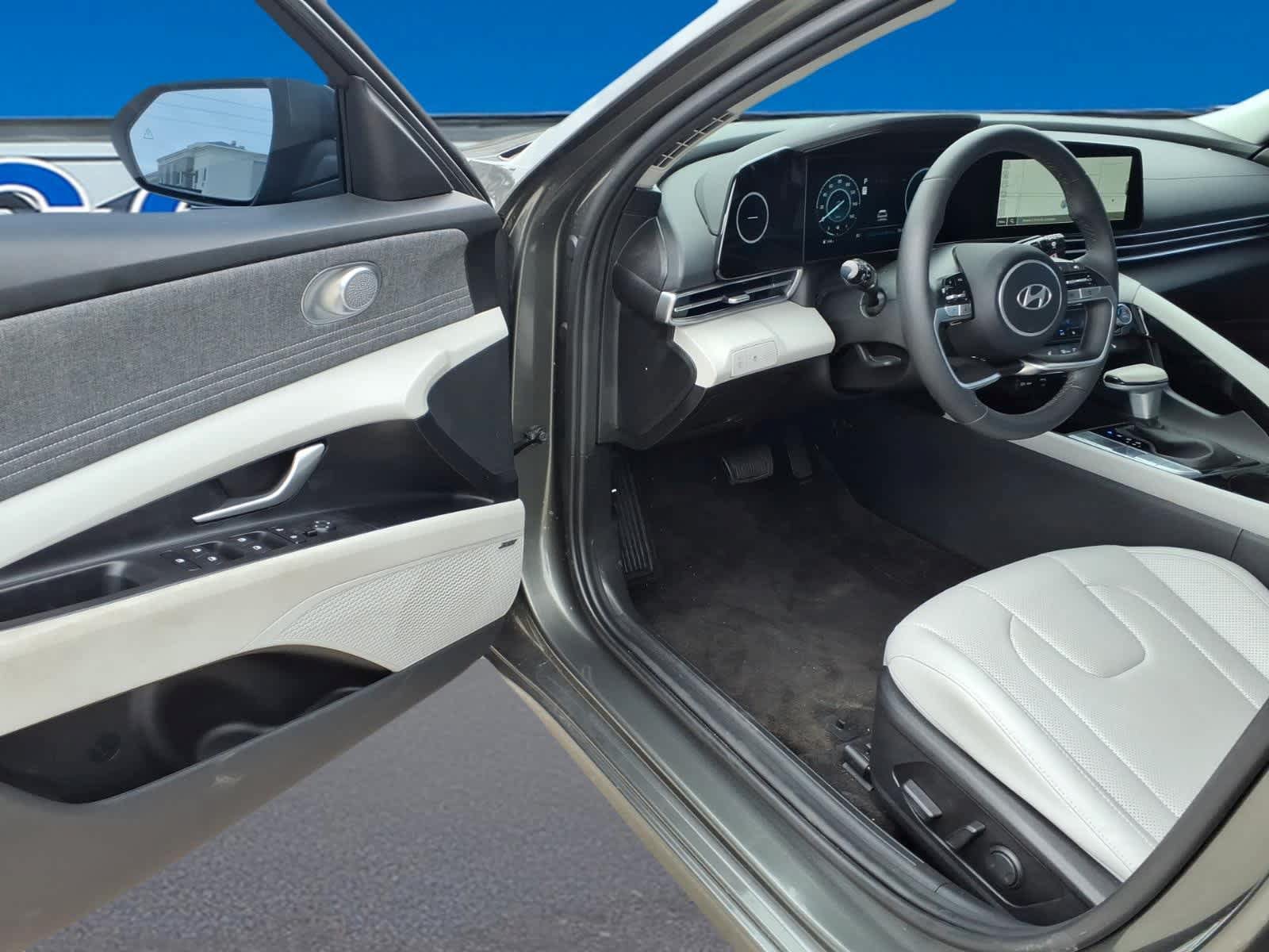 Used 2025 Hyundai Elantra Limited FWD image 14