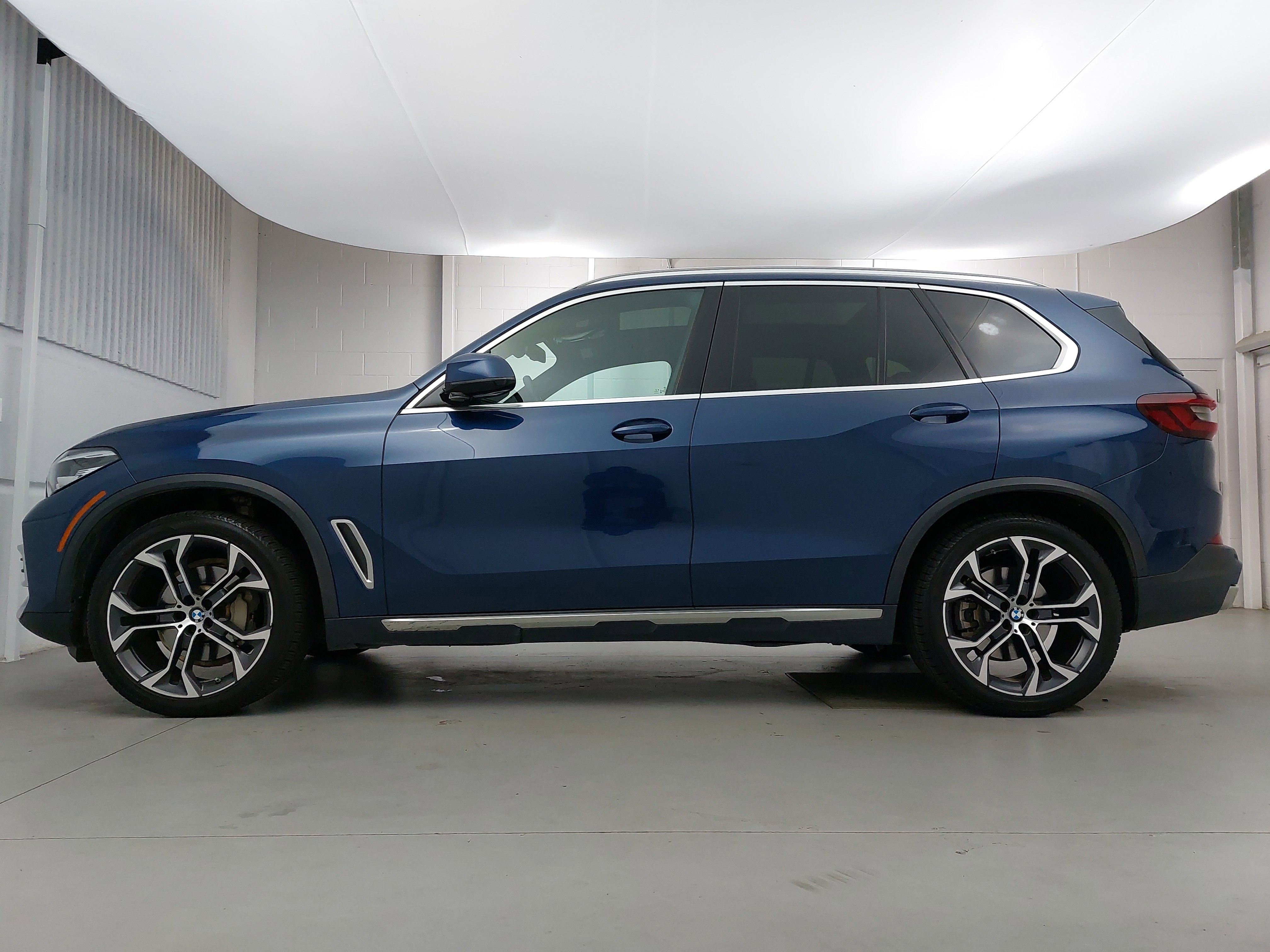 Used 2022 BMW X5 xDrive40i w/ Premium Package image 2