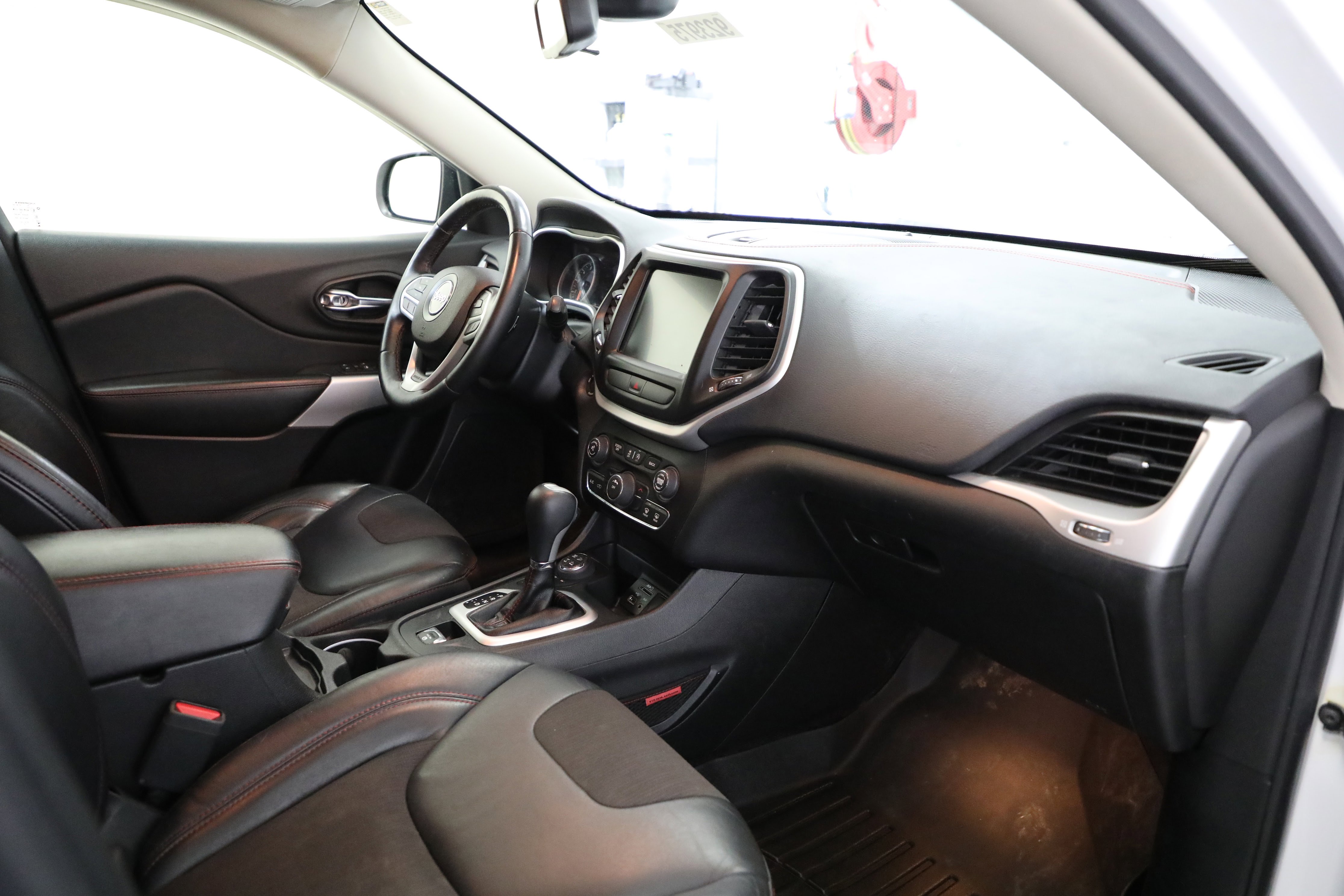 Used 2017 Jeep Cherokee Trailhawk w/ Cold Weather Group image 13