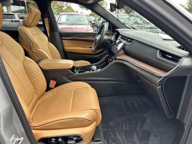Used 2024 Jeep Grand Cherokee L Summit AWD/4WD image 10