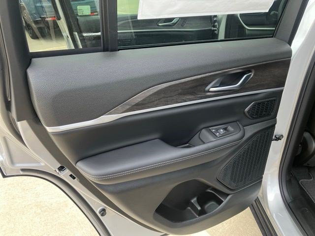 New 2026 Jeep Grand Cherokee Limited w/ Luxury Tech Group II AWD/4WD image 25