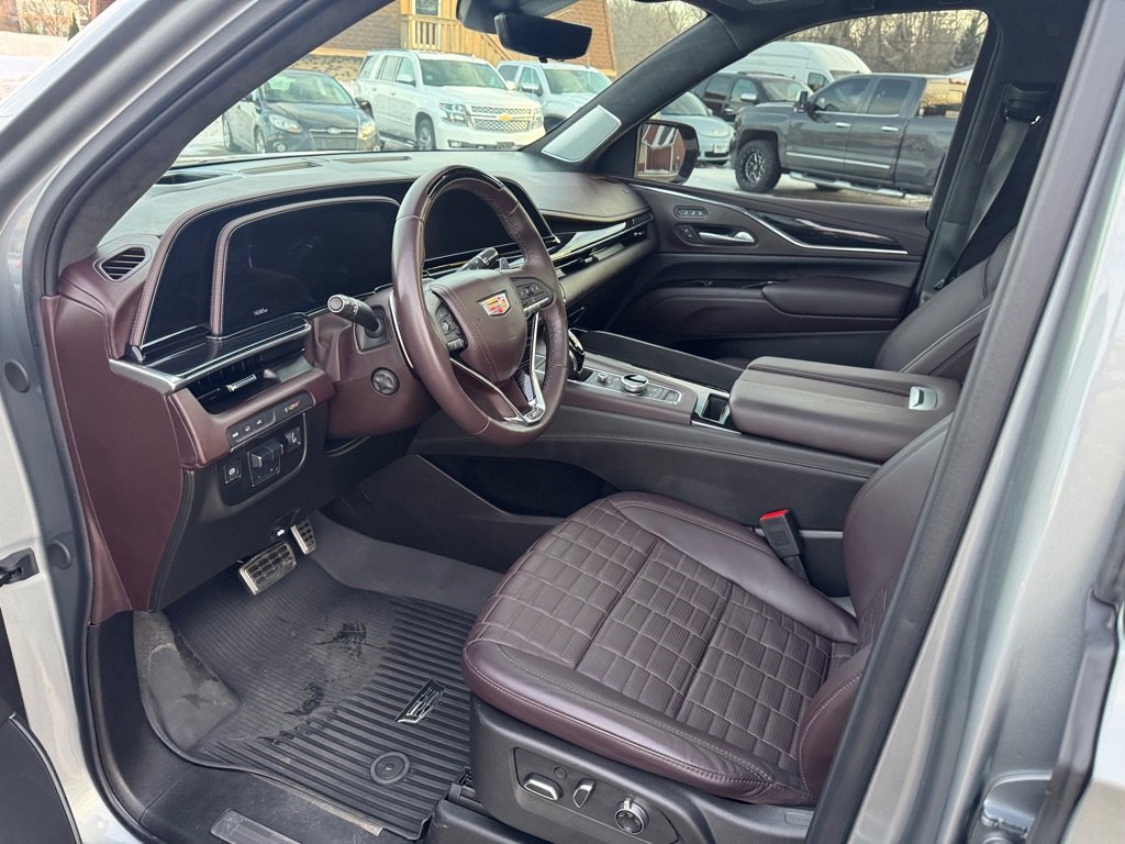 Used 2024 Cadillac Escalade V w/ LPO, ONYX Package image 17