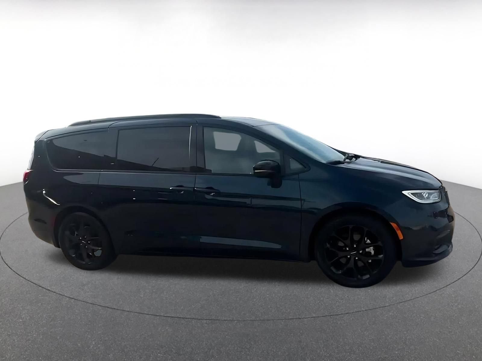 Used 2025 Chrysler Pacifica Limited FWD image 15