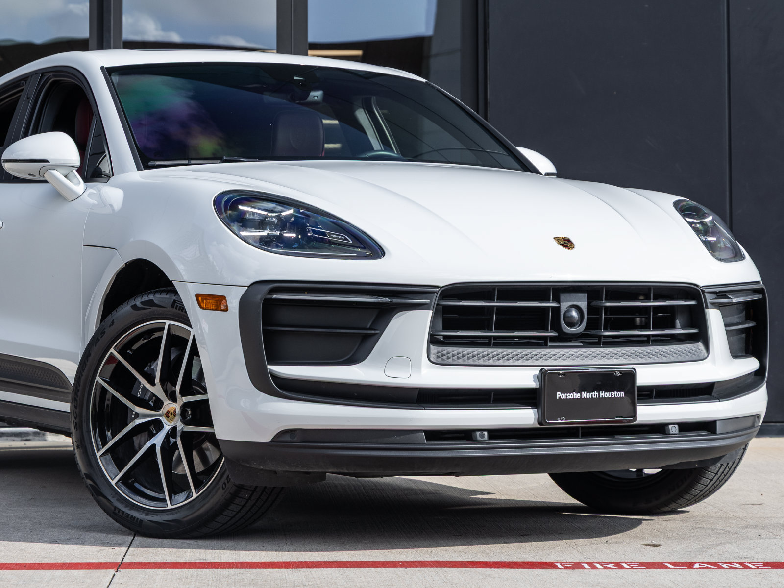 Certified 2025 Porsche Macan w/ Premium Package Plus AWD/4WD image 9