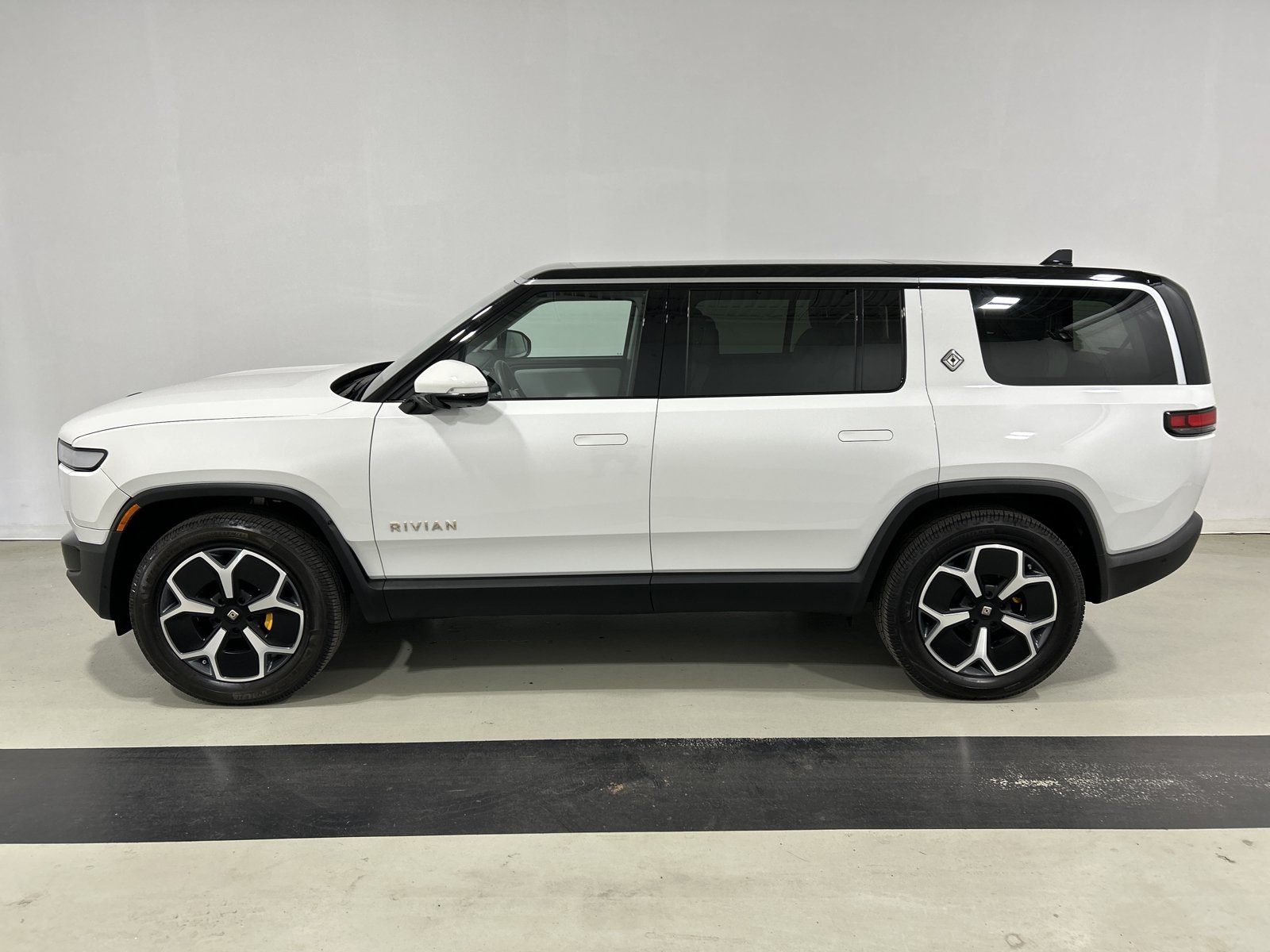 Used 2023 Rivian R1S Adventure AWD/4WD image 2