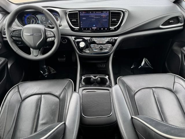 Used 2025 Chrysler Pacifica Limited FWD image 11