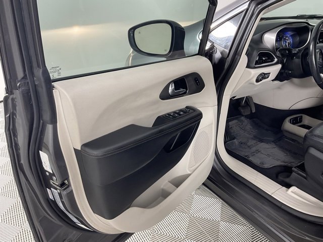 Used 2020 Chrysler Pacifica Touring-L image 18