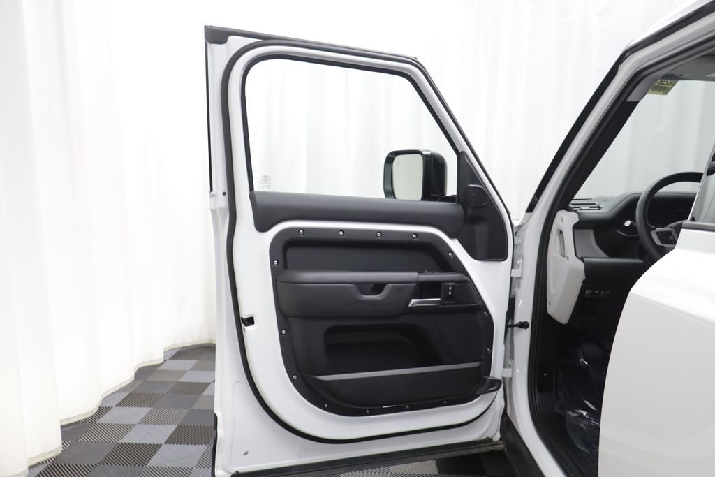 Used 2025 Land Rover Defender 110 S image 4