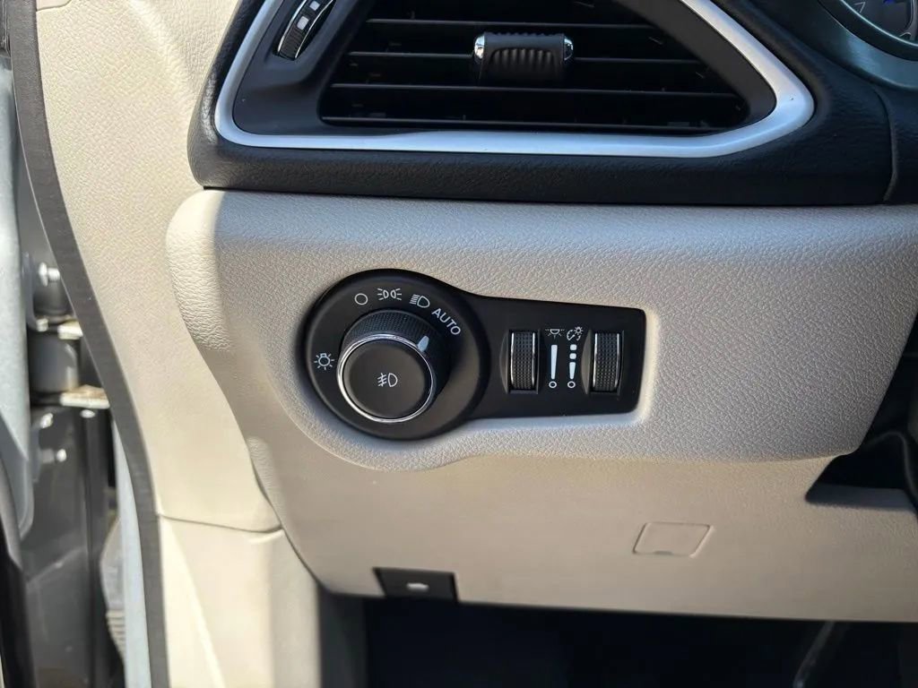 Used 2023 Chrysler Pacifica Touring-L image 20