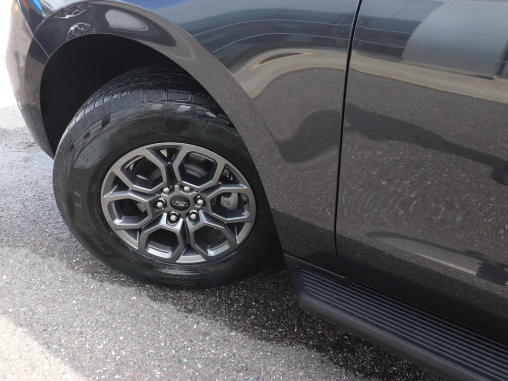 Used 2025 Ford Expedition Active RWD image 3