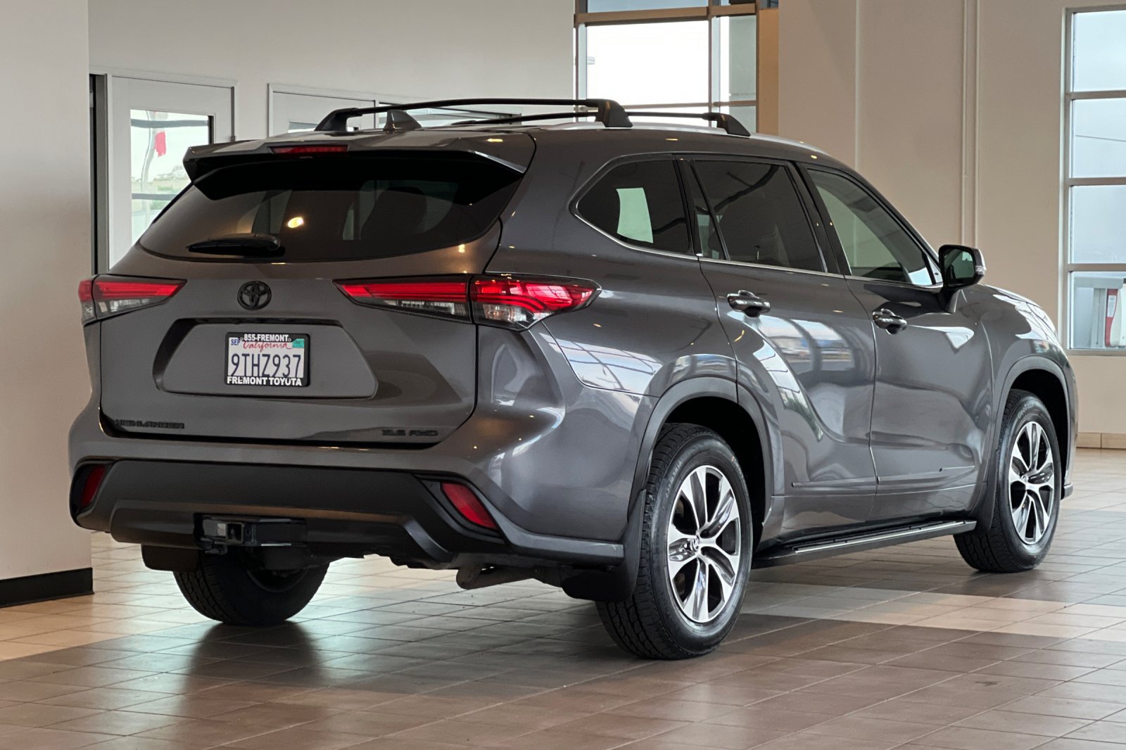 Used 2022 Toyota Highlander XLE AWD/4WD image 4