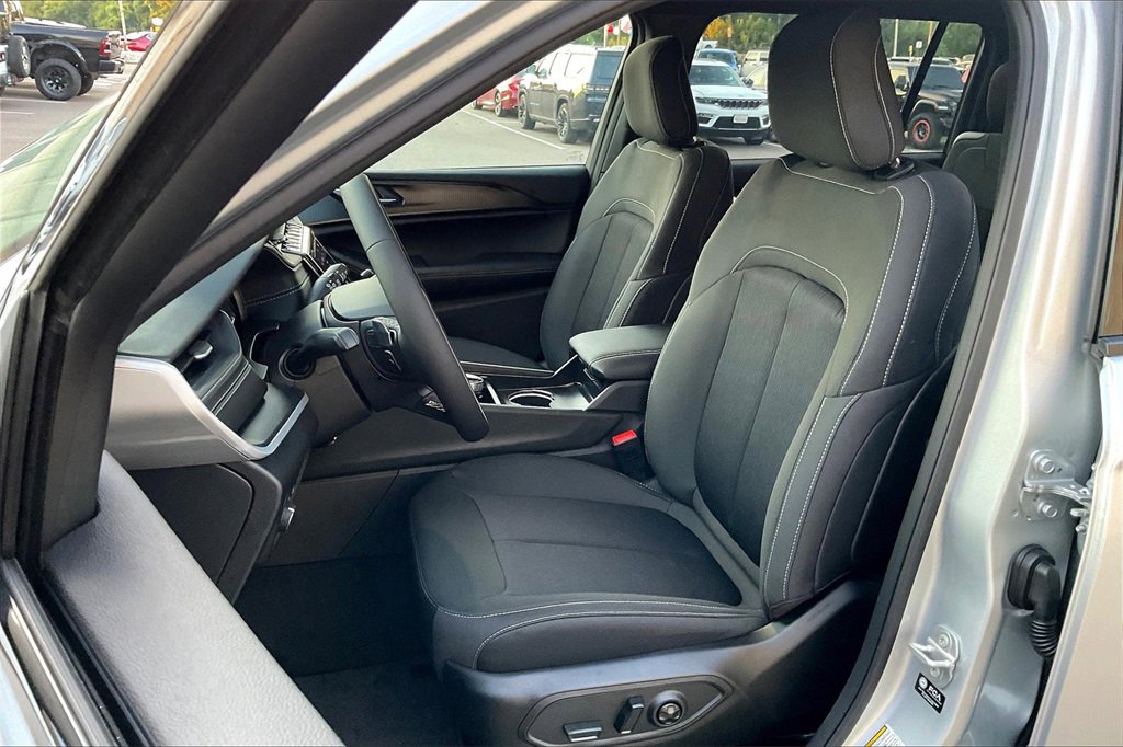 New 2025 Jeep Grand Cherokee L Laredo image 9