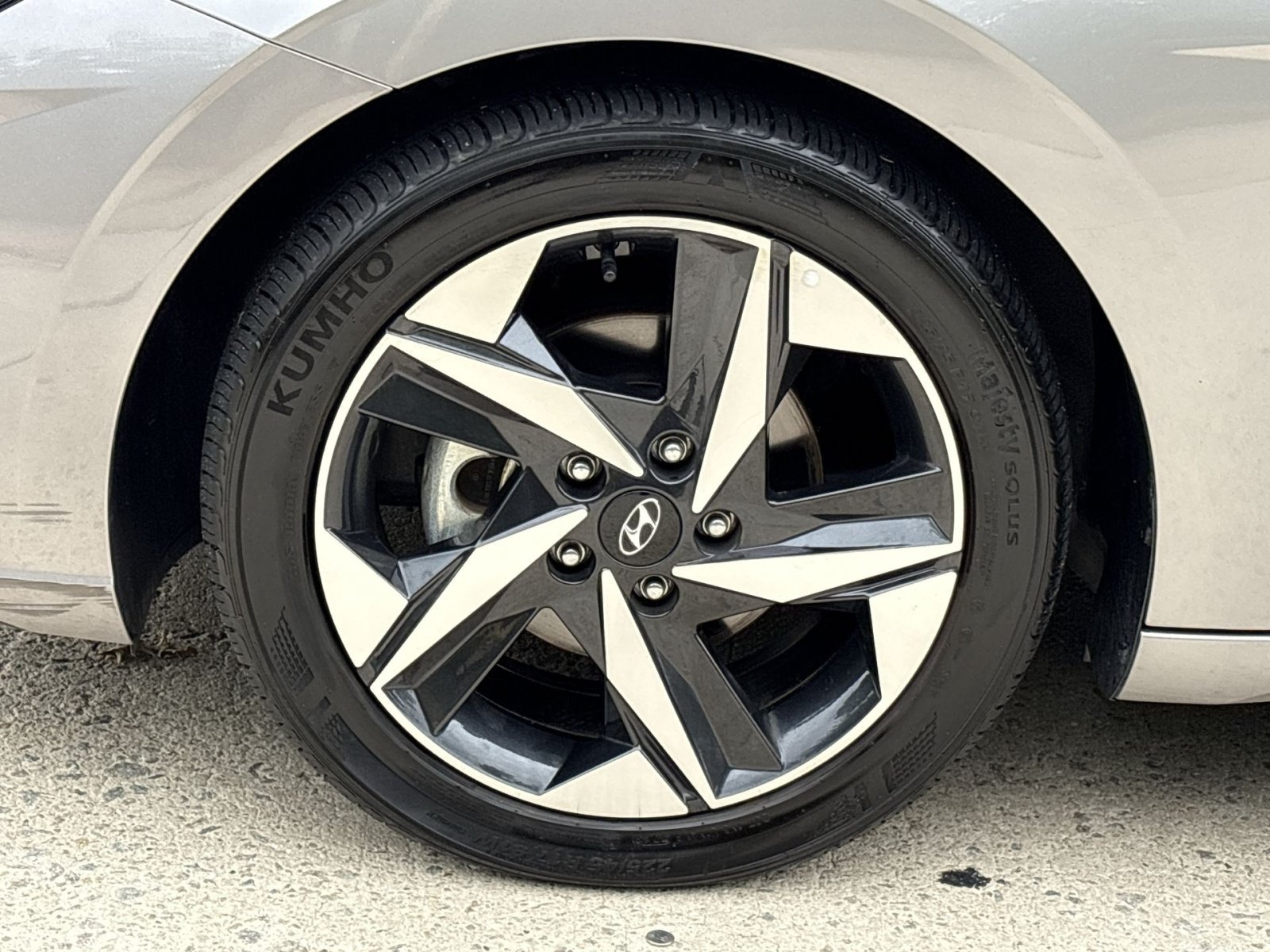Used 2023 Hyundai Elantra Limited w/ Cargo Package FWD image 13