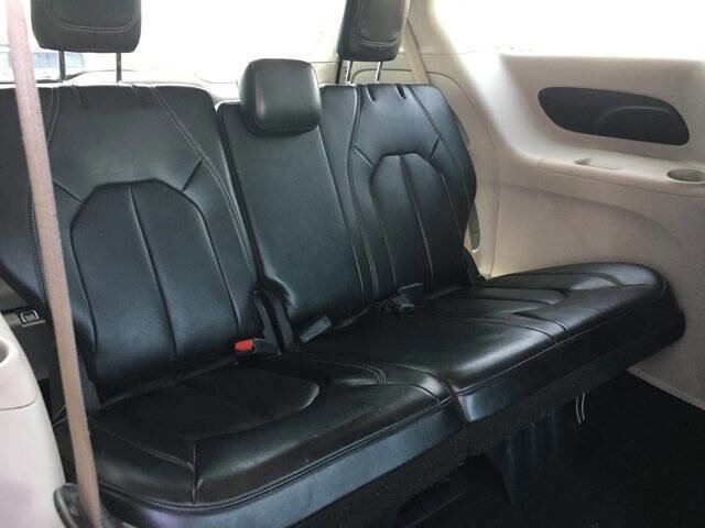 Used 2023 Chrysler Pacifica Touring-L image 12