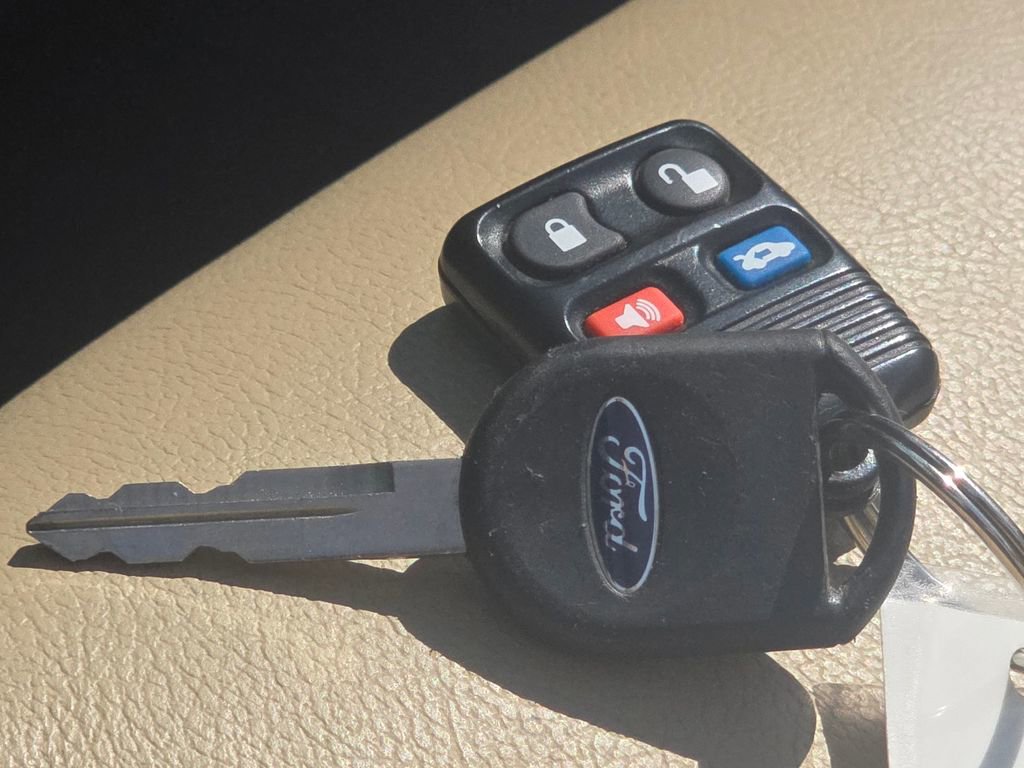 Used 2005 Ford Thunderbird RWD image 31