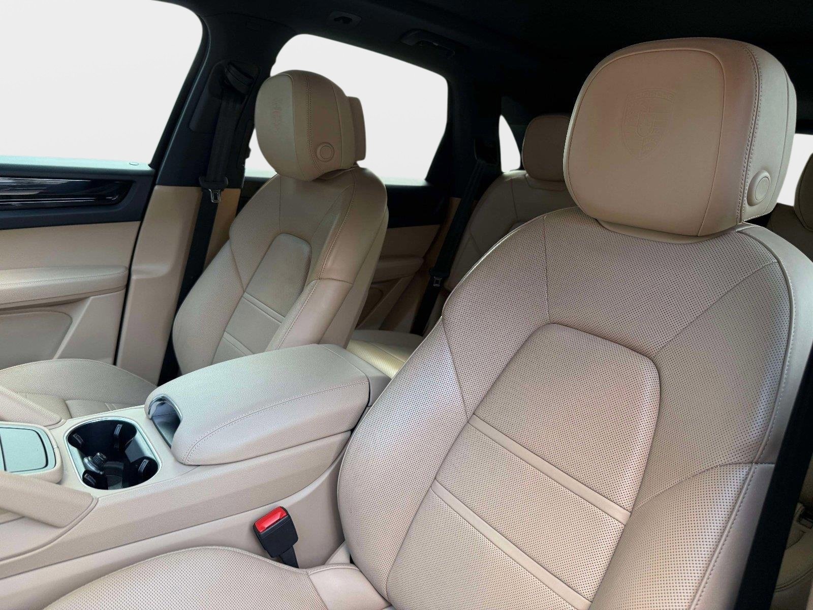 Used 2022 Porsche Cayenne w/ Premium Package image 43