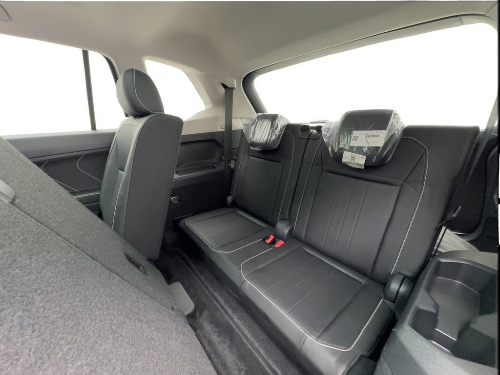 Used 2023 Volkswagen Tiguan SE w/ Panoramic Sunroof Package FWD image 23