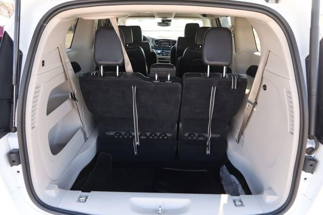 Used 2023 Chrysler Pacifica Touring-L image 7