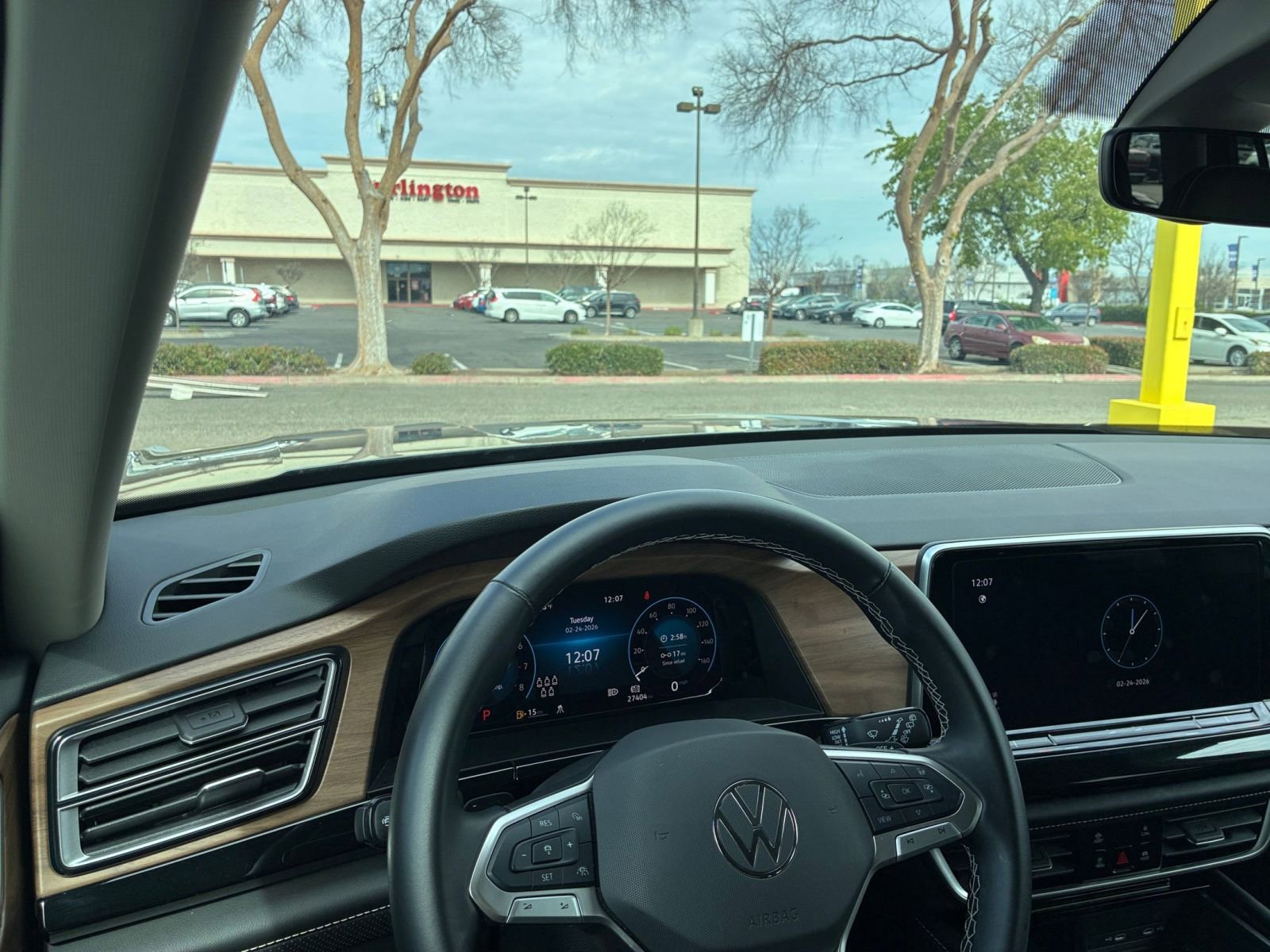 Used 2025 Volkswagen Atlas SE image 37