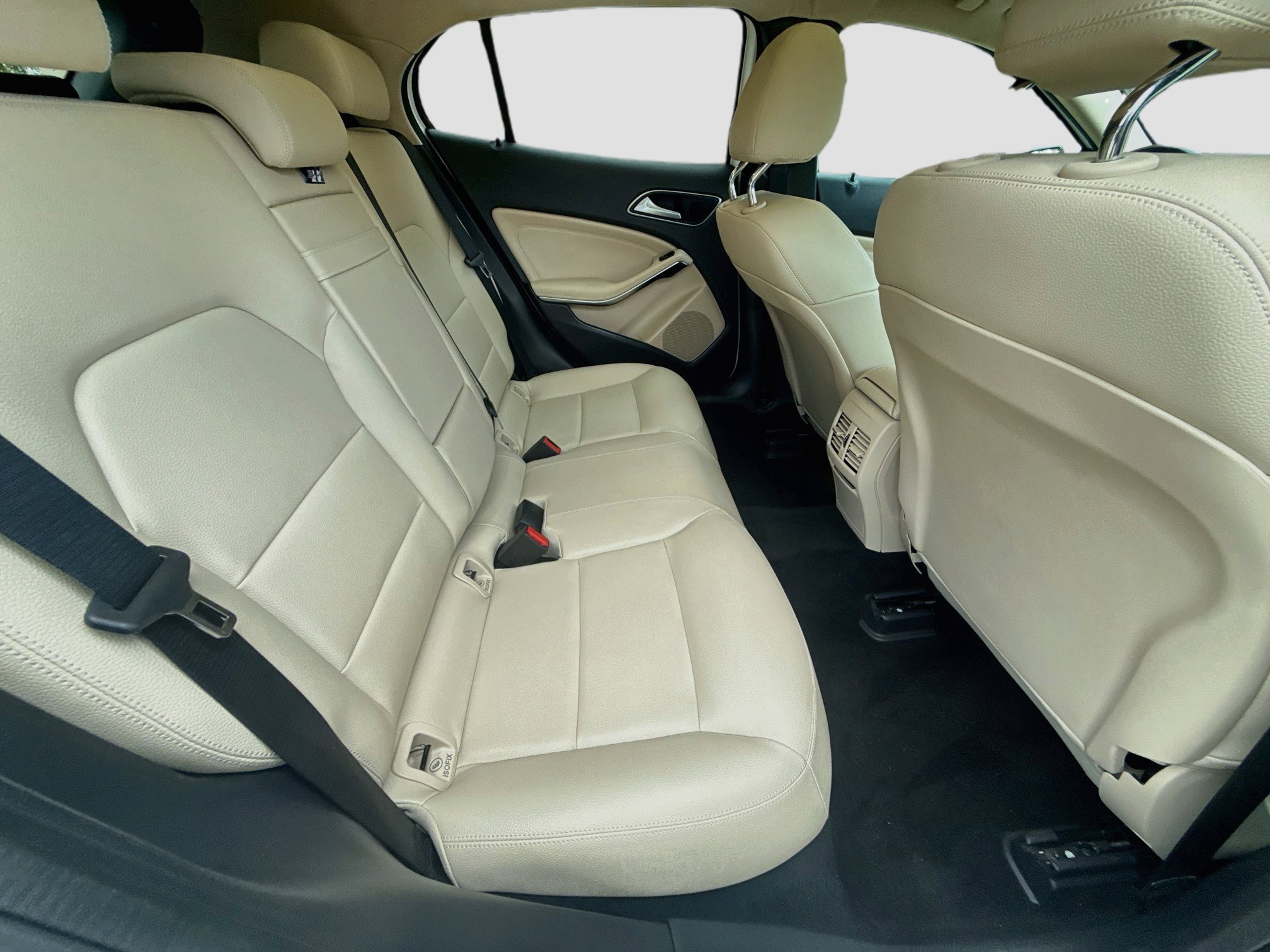 Used 2020 Mercedes-Benz GLA 250 4MATIC w/ Premium Package image 28