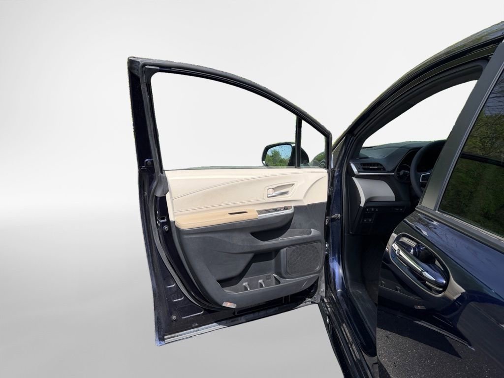 Used 2023 Toyota Sienna XLE w/ XLE Plus Package FWD image 12