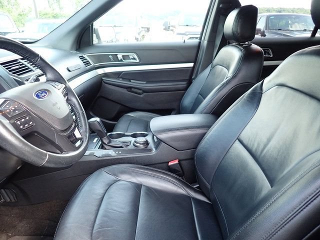 Used 2017 Ford Explorer XLT w/ Equipment Group 202A AWD/4WD image 11