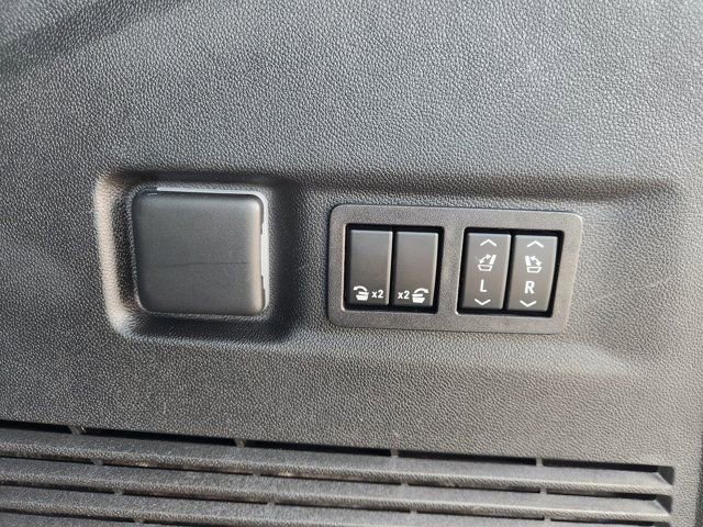 Used 2023 Chevrolet Suburban High Country image 35